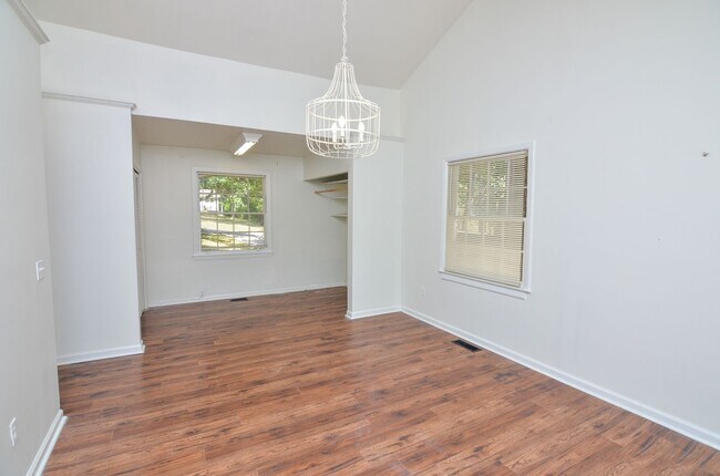Building Photo - Classic West Meade Ranch