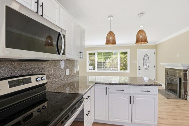 Building Photo - 400 La Casa Ave