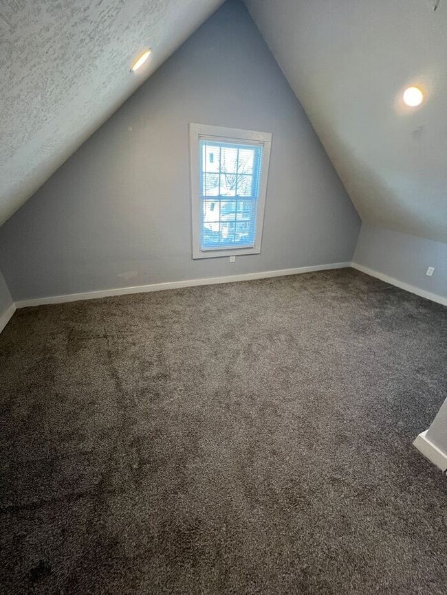 Building Photo - Spacious 5-Bedroom Home with Enclosed Porc...