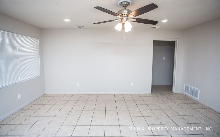 Building Photo - 924 Adrian St