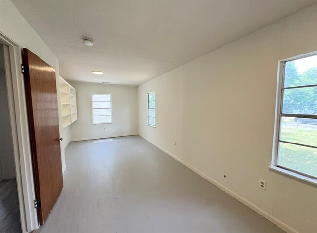 Building Photo - 406 Swanee Dr