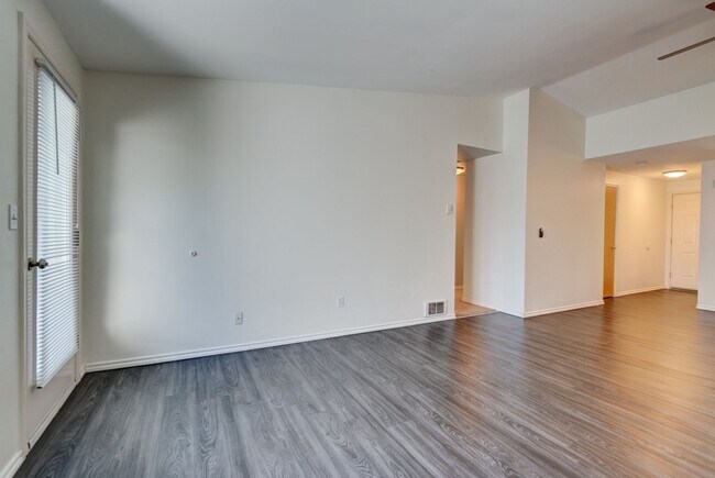 Building Photo - 3 bed 2 bath Condo in Town