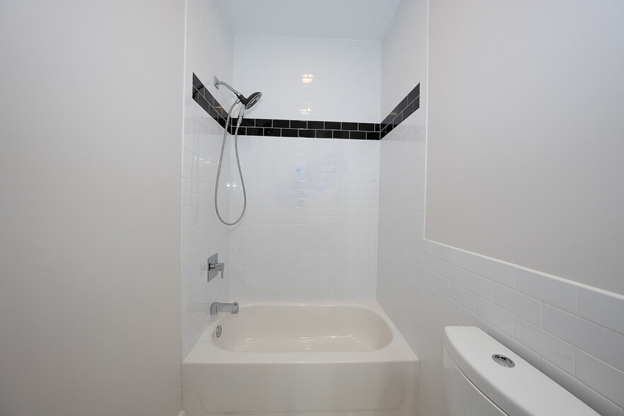 Building Photo - 601 Poplar St