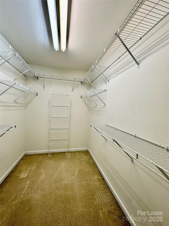 Building Photo - 1913 Thorn Crest Dr