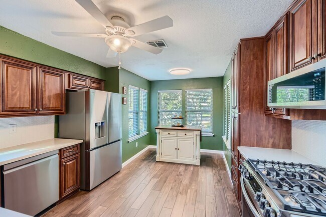 Building Photo - 4910 Pelham Dr