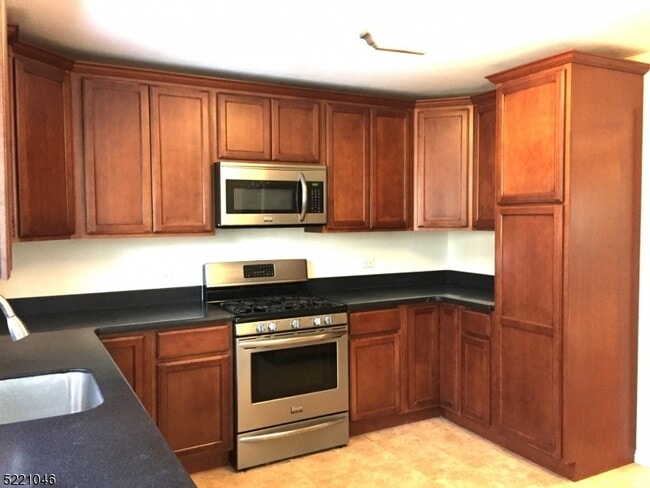 Building Photo - 3 Hillcrest Pl