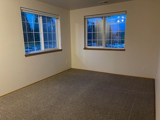 Building Photo - 3 bdrm, 2.5 bath, 2 car garage  (1 attached, 1 detached), Fenced yard, Minutes to Mall and I-5