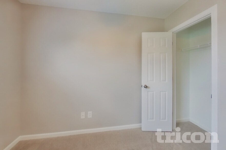 Building Photo - 324 Valley Heights Ln