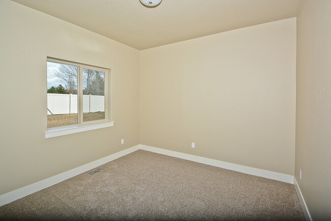 Building Photo - 4 Bedrooms 2.5 Bathrooms in Meridian