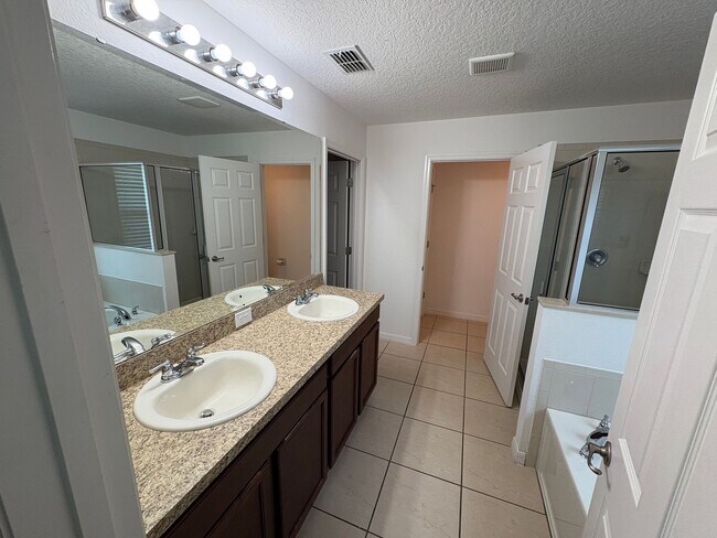 Building Photo - LARGE// Brand New 4/3.5 Bedroom Home in Br...