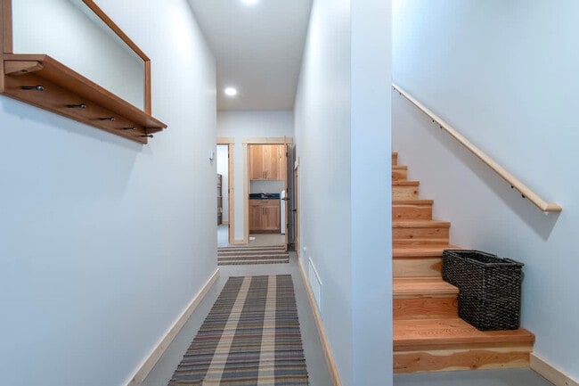 Building Photo - 3402 Alta Vista Dr