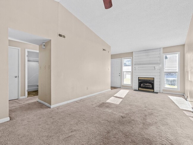 Building Photo - Townhome Beauty!