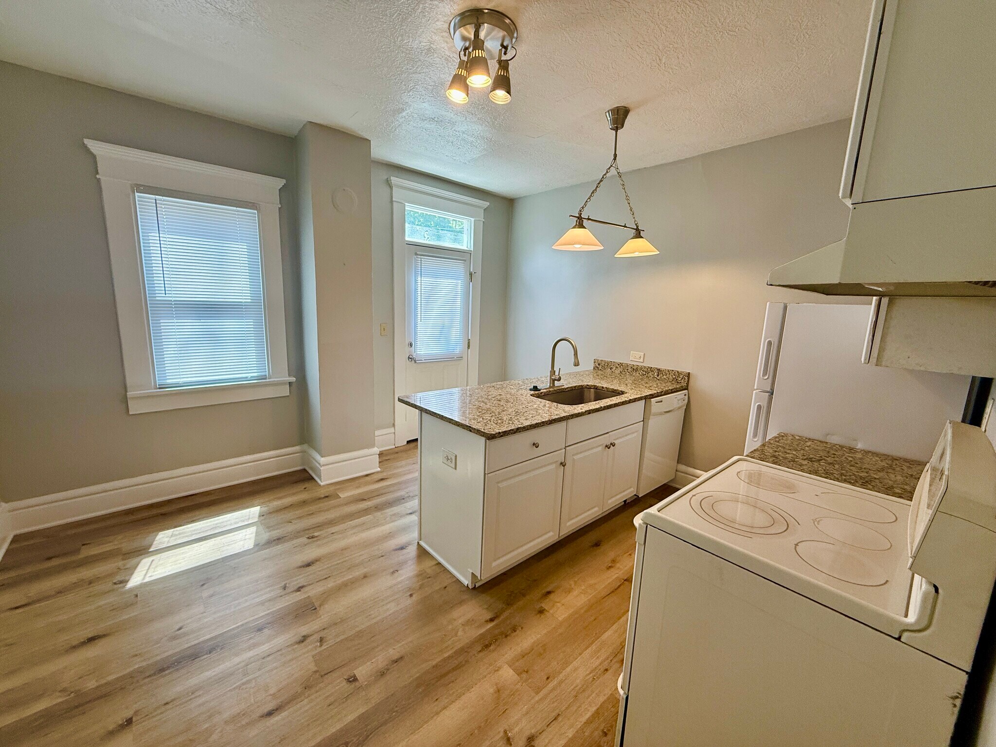 Building Photo - 325 Clinton St