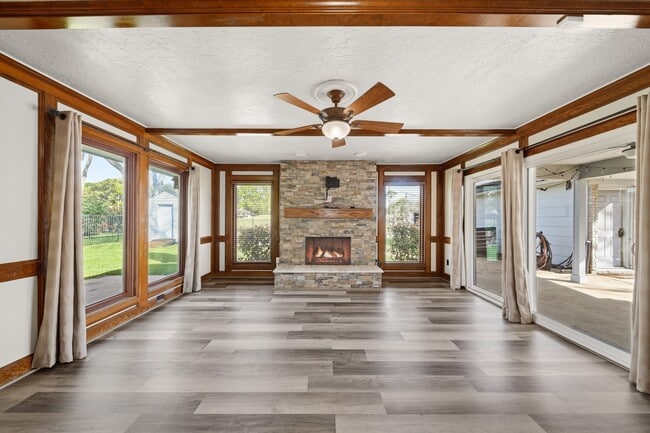 Building Photo - 3002 Hampton Dr