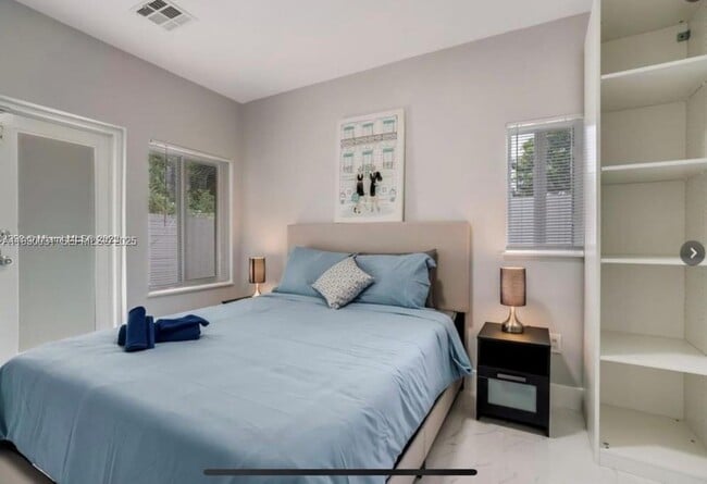 Building Photo - 1526 NE 110th St