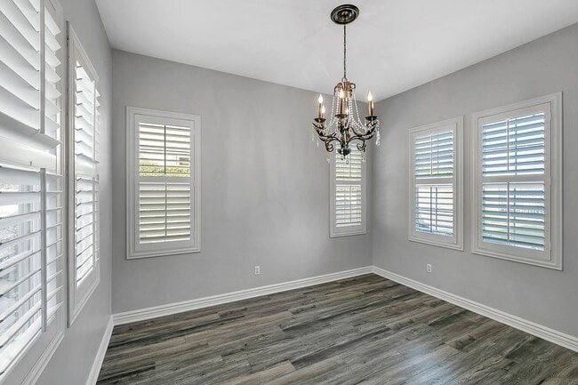 Building Photo - Gorgeous 5 Bedroom Home Behind the Gates i...