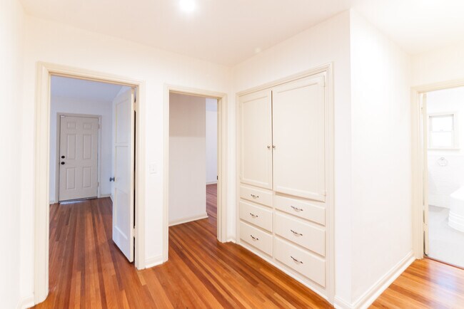 Building Photo - 1064 S Genesee-