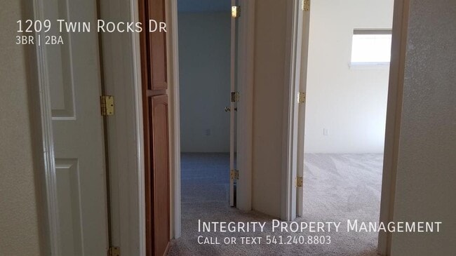 Building Photo - 1209 Twin Rocks Dr