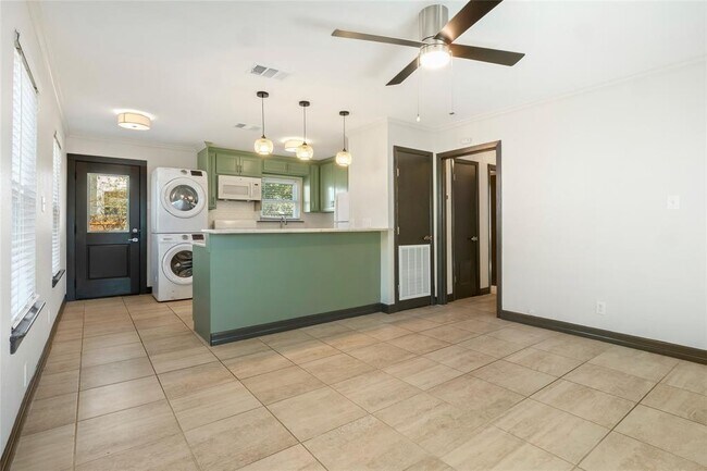 Building Photo - 904 Plateau Cir