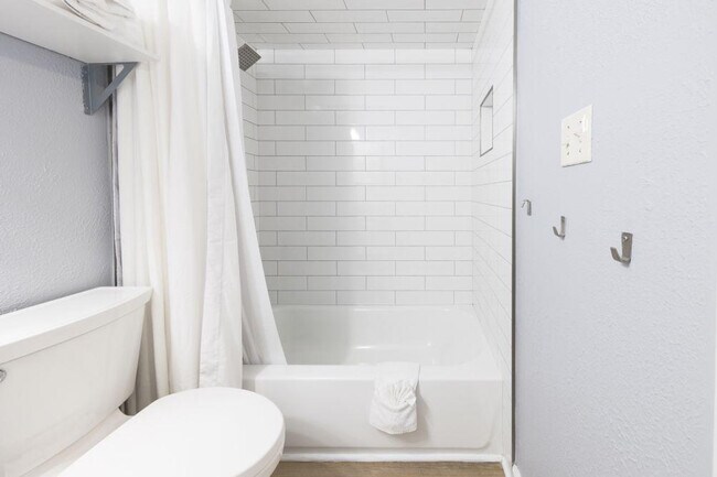 Building Photo - 405 Plantation Rd