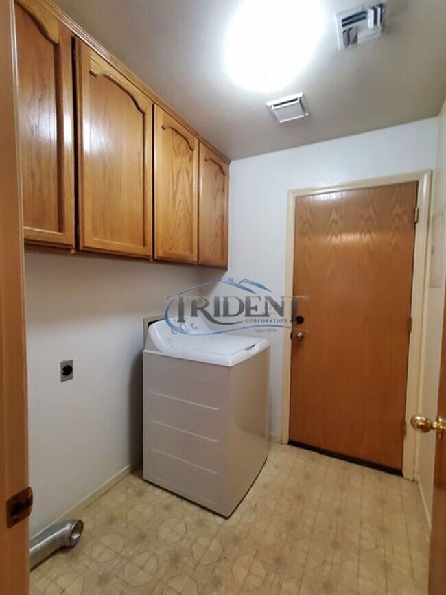 Building Photo - Beautiful Yuba City home on a large lot