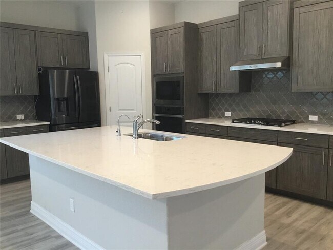 Building Photo - 421 Fair Oaks Dr