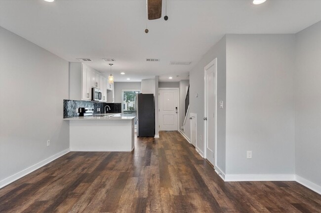 Building Photo - 3810 Southway Dr