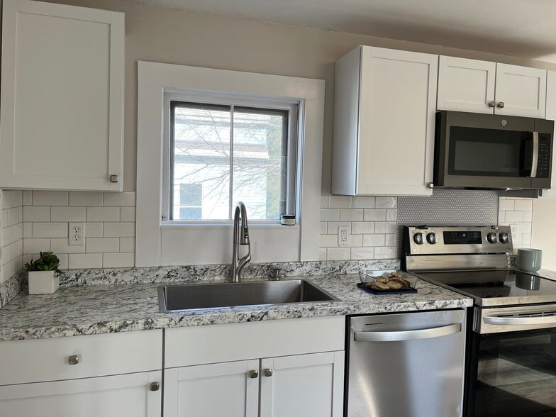 Unit B: Kitchen (New) - 35 Lincoln Ave