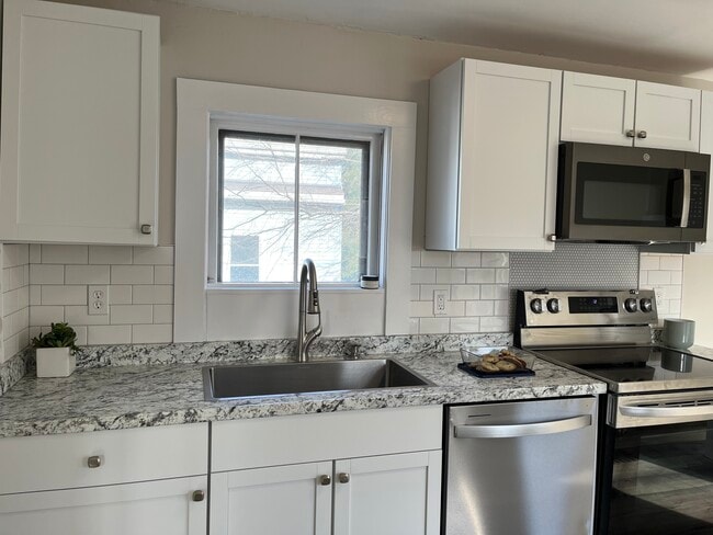 Unit B: Kitchen (New) - 35 Lincoln Ave