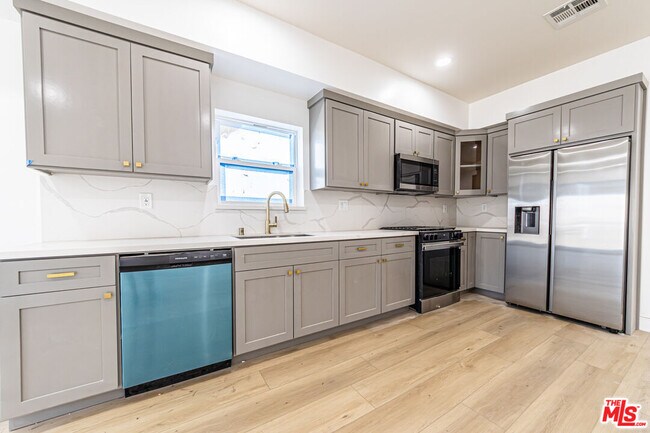 Building Photo - 5434-5434 Romaine St