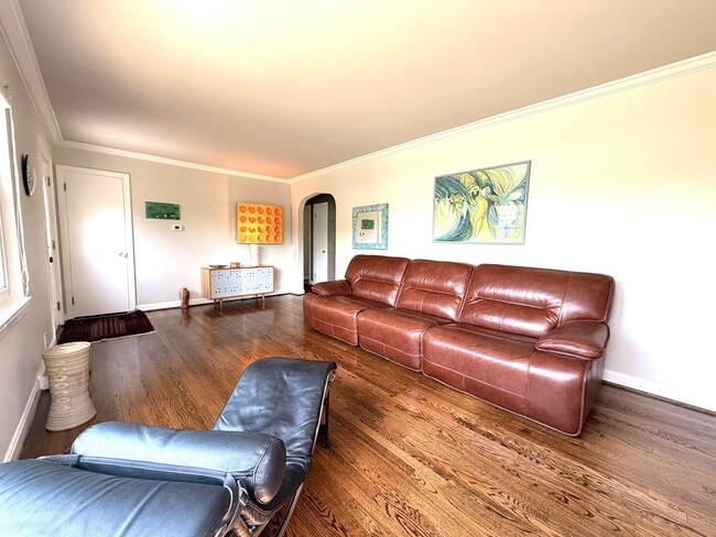 Building Photo - Hilltop Charm in Floyds Knobs – Spacious All-Brick Beauty with Room to Grow!