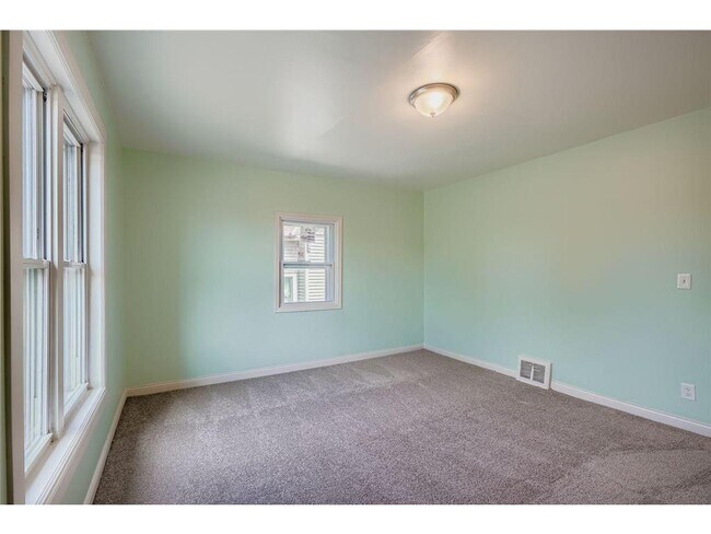 Building Photo - 610 Fairview Ave N