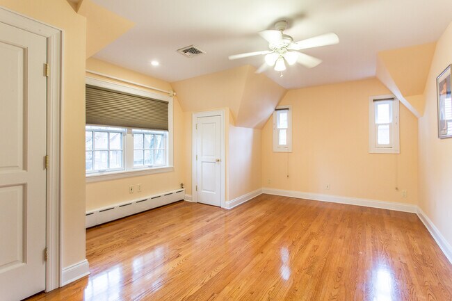 Building Photo - 161 Greenway S