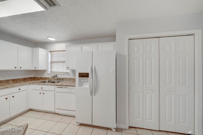 Building Photo - 3127 Douglas Rd