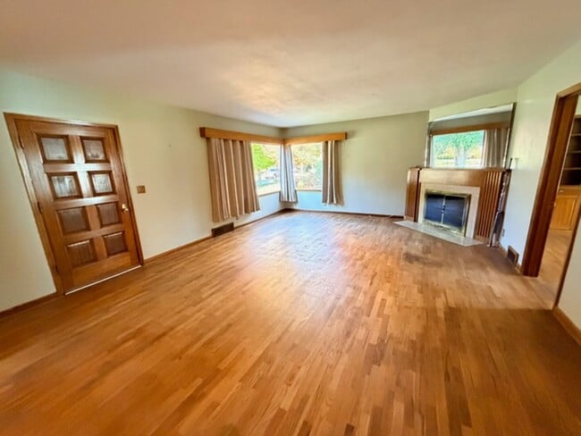 Building Photo - Located in the Historic District! 3+ beds, 1.5 bath, single garage, hardwood floors and MORE!