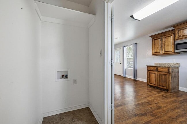 Building Photo - Step into comfort and modern convenience with this charming 3-bedroom, 2-bathroom home in Sherman...