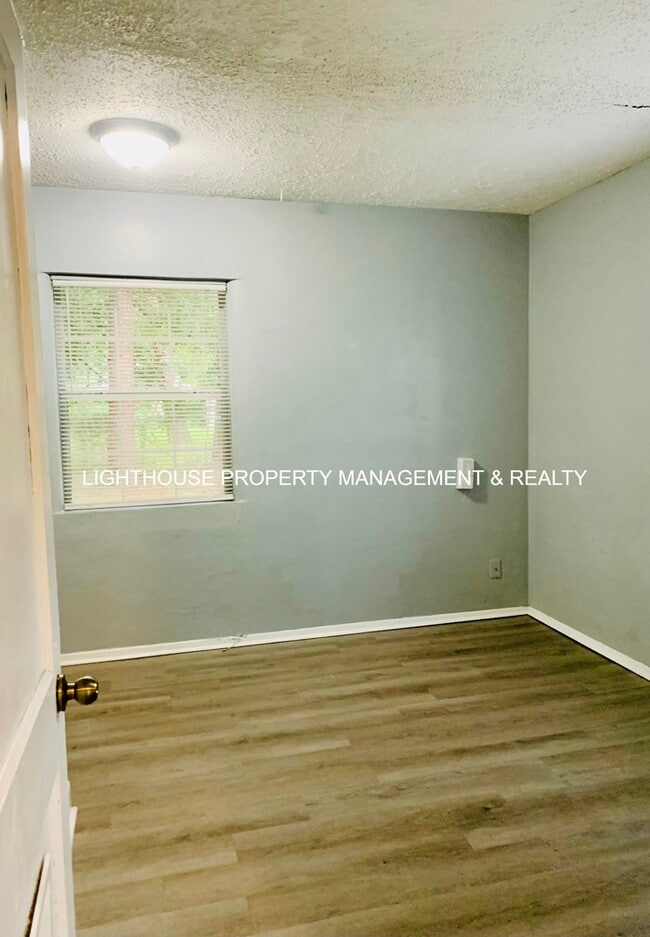 Building Photo - Cozy 2 Bed/1 Bath Home with Fenced Yard!