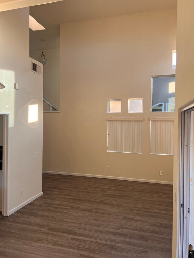 Building Photo - 556 Almonte Pl