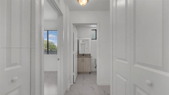 Building Photo - 2400 W 5th Way