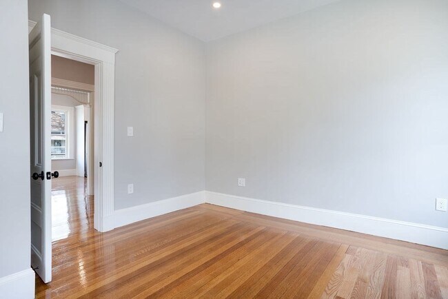 Building Photo - 55 Lyndhurst St