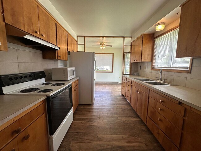 Building Photo - 806
