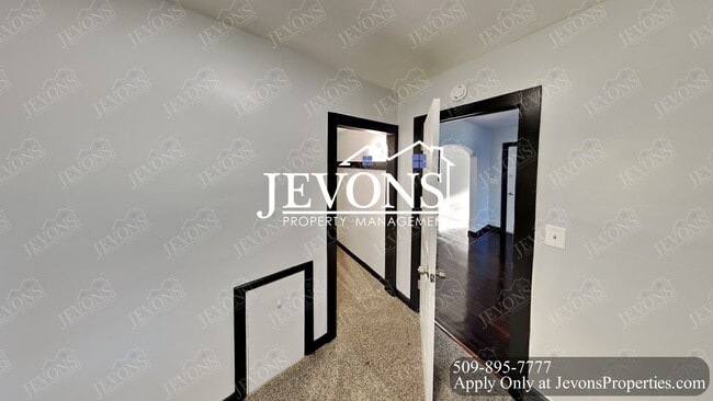 Building Photo - Embrace the cozy charms of this single-family home in Yakima's heart