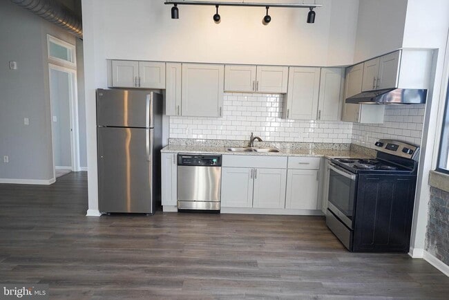 Building Photo - 218 W Main St