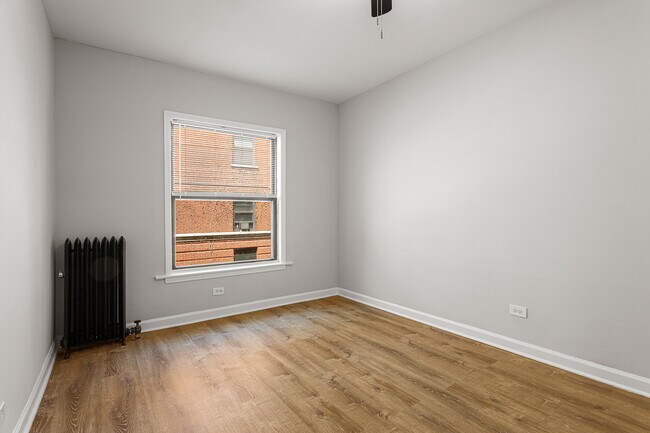 Building Photo - 1702 W Juneway Terrace