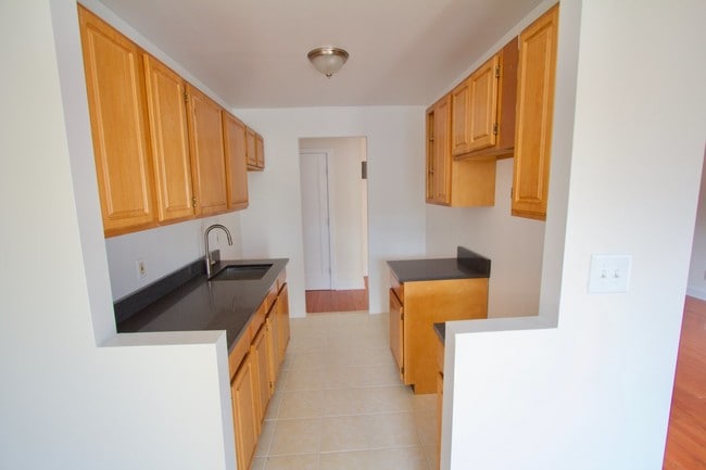 Building Photo - 200 W Kingsbridge Rd