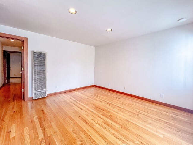 Building Photo - Charming One Bedroom Apartment