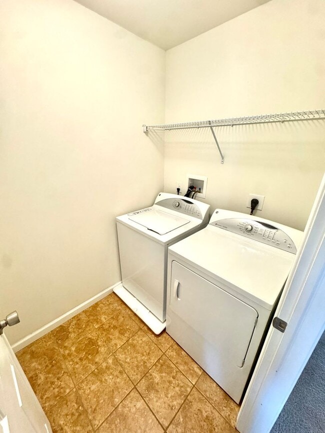 Building Photo - PARKLAND SCHOOLS! THREE BEDROOM TOWNHOME