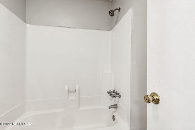 Building Photo - Renovated Condo in a Convenient Location!