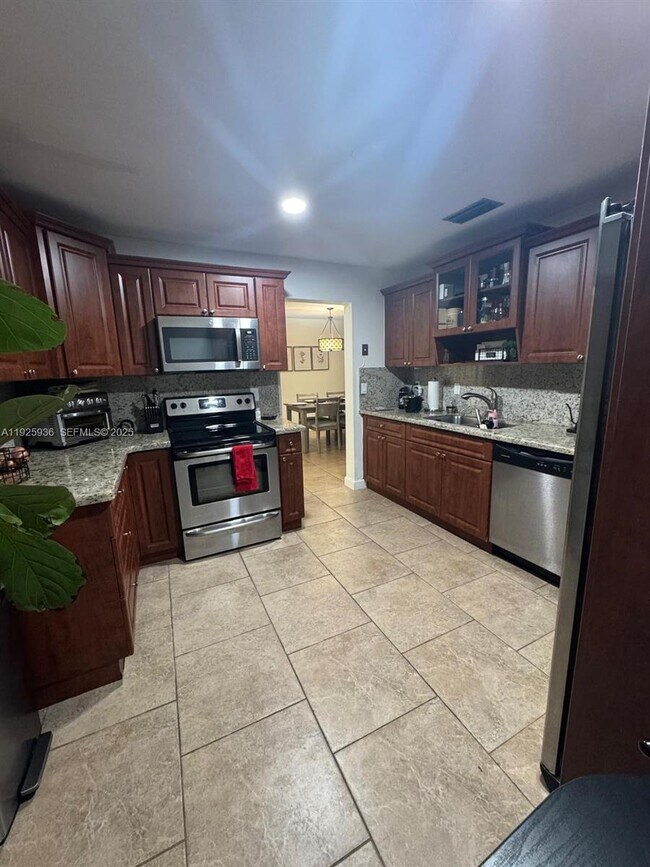 Building Photo - 10161 SW 137th Ct