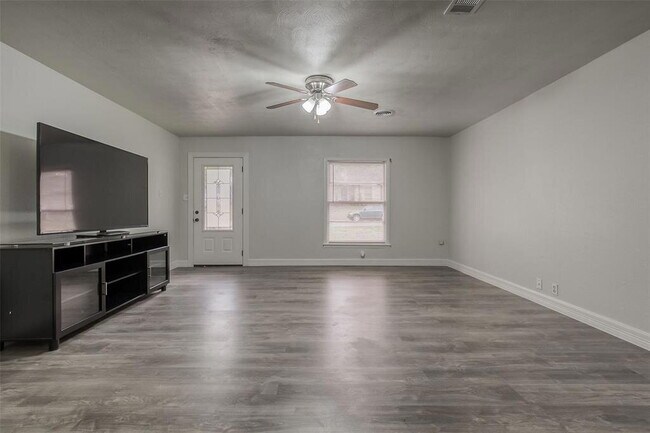 Building Photo - Recently Remodeled 3-Bedroom Home with Gat...